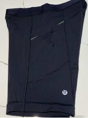 lululemon women Black High-Waist performance shorts -size 6